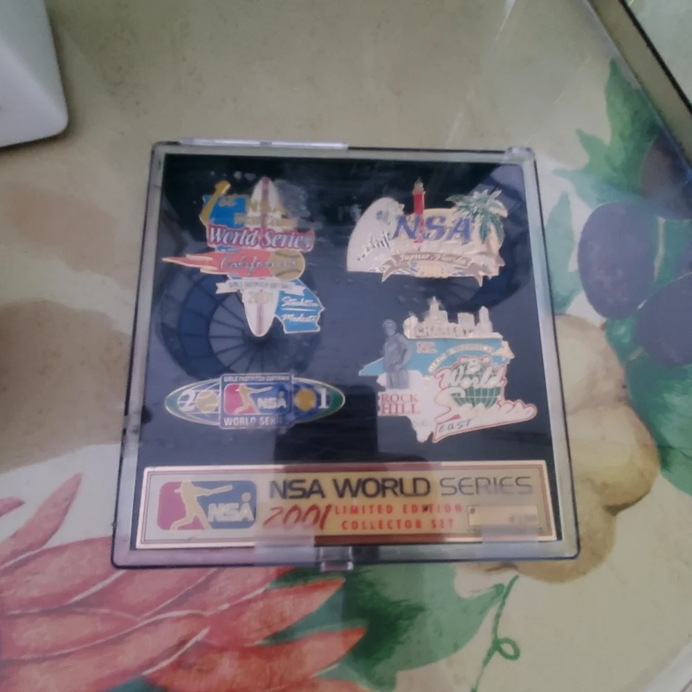 2001 World Series pin collectors set - Picture 8 of 14